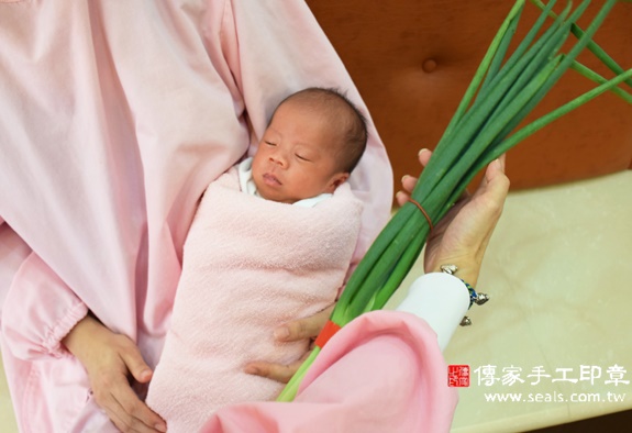 方弟弟(新北中和區到府嬰兒寶寶滿月剃頭理髮、免費到府嬰兒剃胎毛儀式吉祥話)。到府剃頭剃胎毛主持、專業拍照、DVD光碟、證書。★購買「臍帶章、肚臍章、胎毛筆刷印章」贈送：剃頭、收涎、抓周，三選一。2015.11.19 照片12